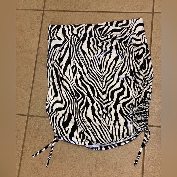 Monochrome Animal Print Skirt - Picture 4 of 4